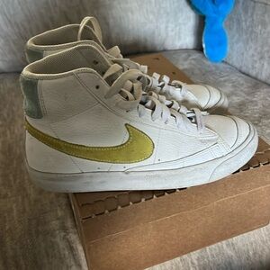 Girls Nike shoes size 6